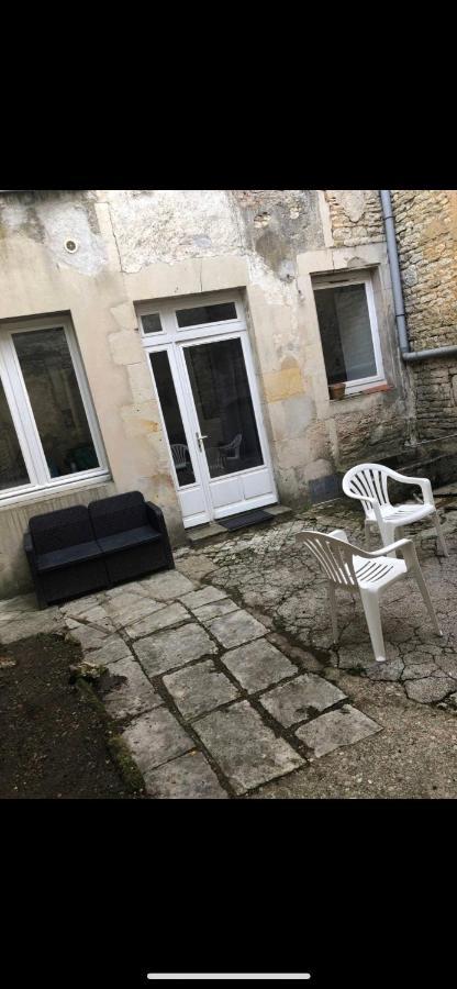 Cosy appartement au plein centre de Ruffec Extérieur photo